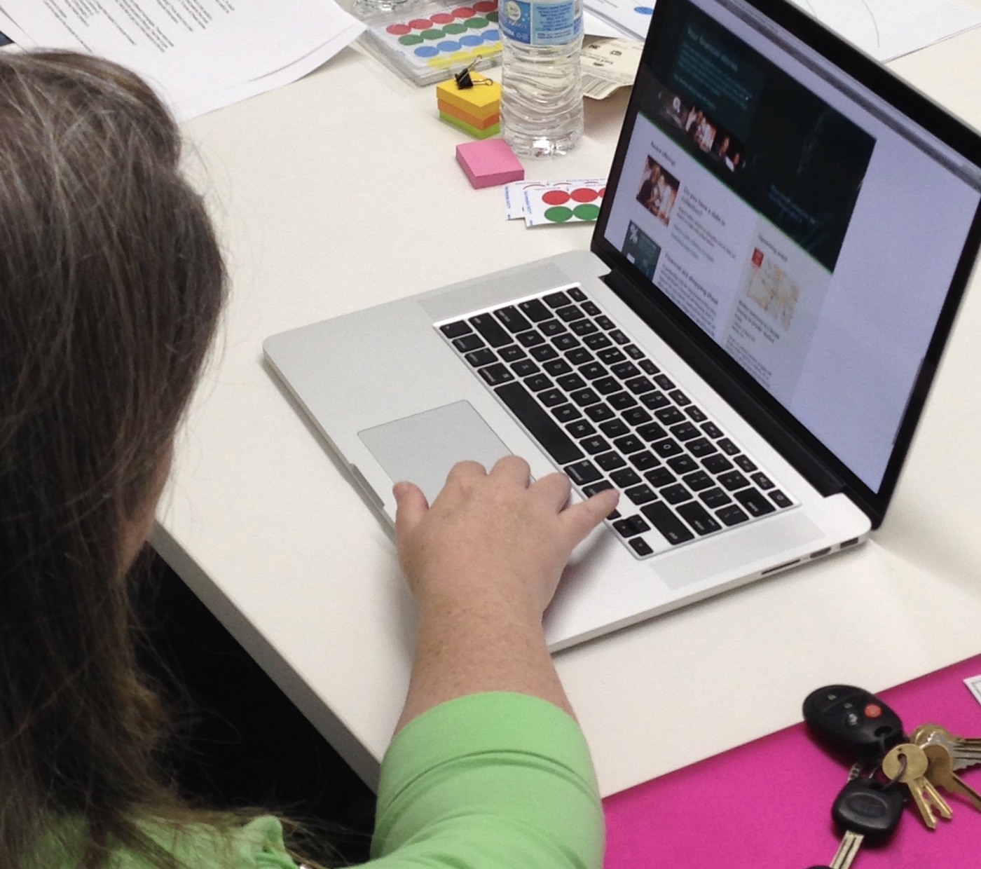 A design testing
              subject reviews a concept for consumerfinance.gov